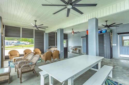 601 Riverview Dr, Carrabelle FL  32322-5054 exterior
