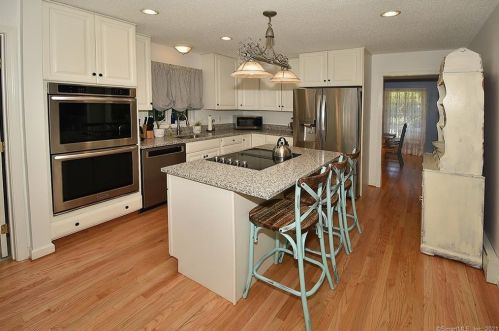 4 Lookout Lndg, Ellington CT  06029-2543 exterior