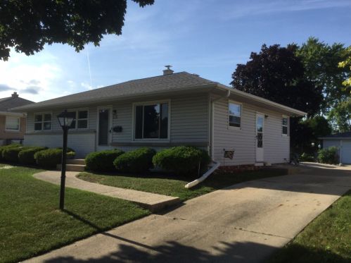 8120 Sunbury Ct, Milwaukee, WI 53219-3855