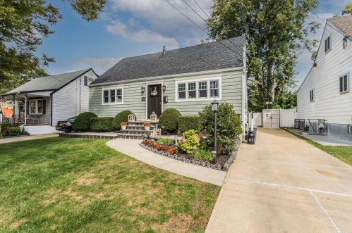 612 Broome Ave, North Lindenhurst, NY 11757-2801