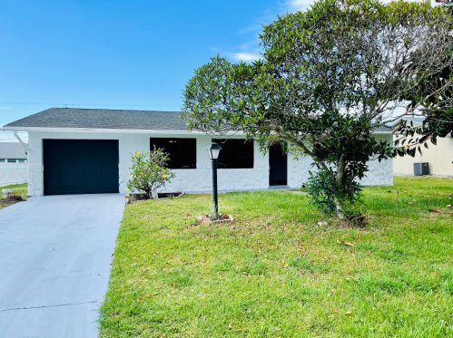 143 Grove Ave, Fort Pierce, FL 34983-3015