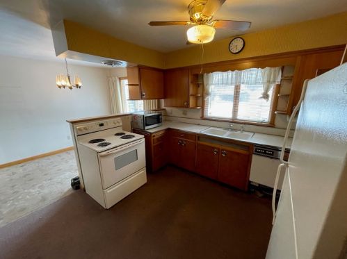 419 Indiana Ave, Hermitage, PA 16121-1704