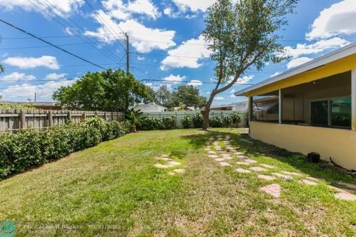 8111 10th St, Hollywood FL  33024-5001 exterior