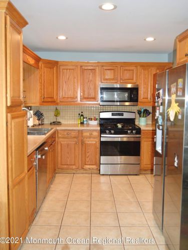24 Walter Dr, Jackson Twp NJ  08527-3418 exterior