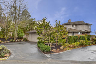 10237 Marine View Dr, Seattle, WA 98146-1083