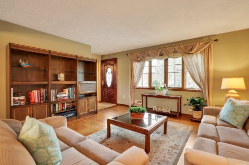 19 Riverdale Ave, Oakdale NY  11769-1544 exterior