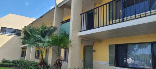 818 Meadows Cir, Boynton Beach FL  33436-8947 exterior