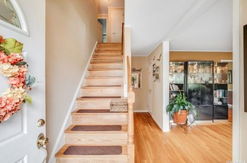 7 Parkview Cir, Bethpage NY  11714-2309 exterior