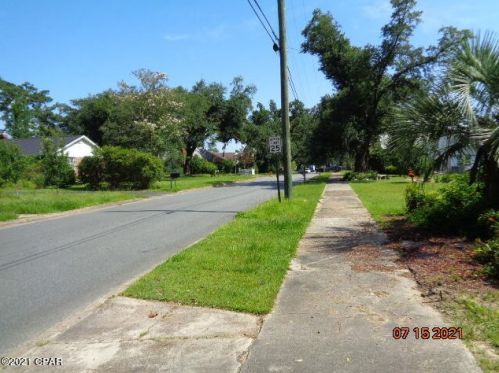 2942 Daniels St, Marianna, FL 32446-2912