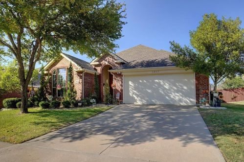 1017 Broken Spoke Dr, Oak Point, TX 75068-5952