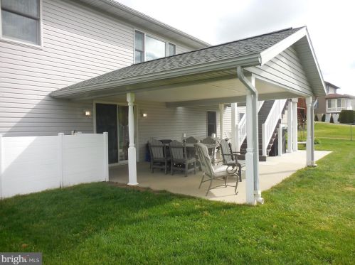 1114 Hunters Chase Ln, Lebanon PA  17046-1575 exterior