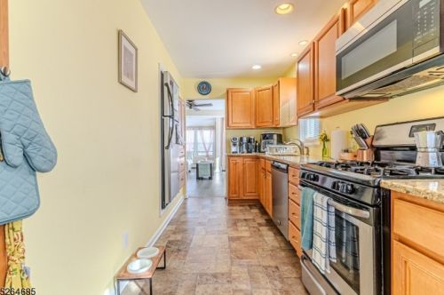 52 Riveredge Rd, Lincoln Park NJ  07035-2443 exterior