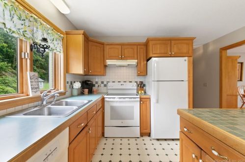 54 Jacobson Farm Rd, East Hampton CT  06424-1659 exterior