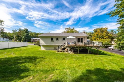 17 Riverglen Dr, Thiells, NY 10984-1438
