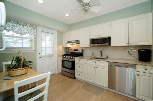 22 Ellen Pl, San Remo NY  11754-3606 exterior