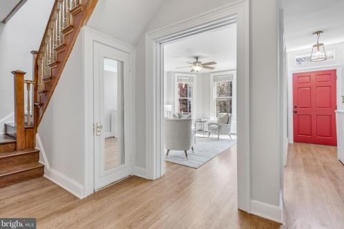 202 10th St, Washington, DC 20002-6214