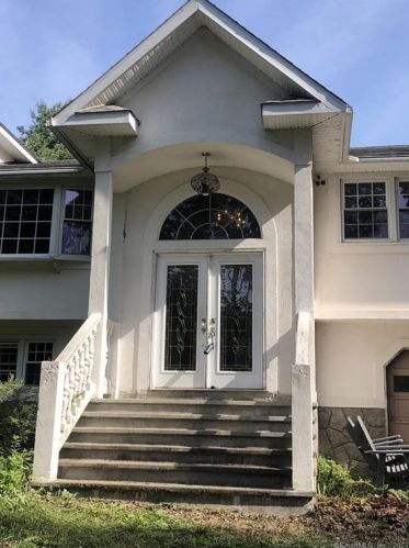 3 John Dominick Dr, Huntington, CT 06484-5323