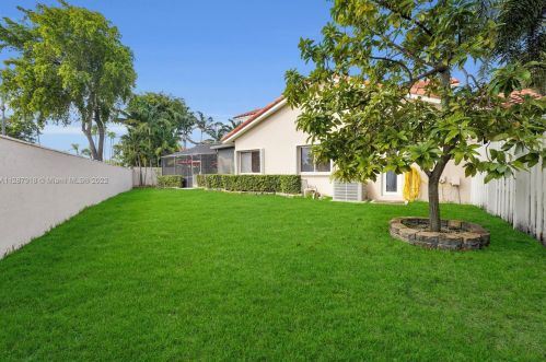 18126 61st Pl, Hialeah FL  33015-5601 exterior