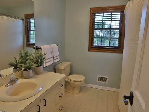 7 Pinewood Ln, Washington NJ  07882-4012 exterior