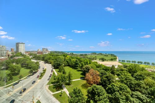923 Kilbourn Ave, Milwaukee WI  53202-3421 exterior