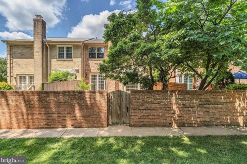 2827 Flagmaker Dr, Falls Church VA  22042-2204 exterior