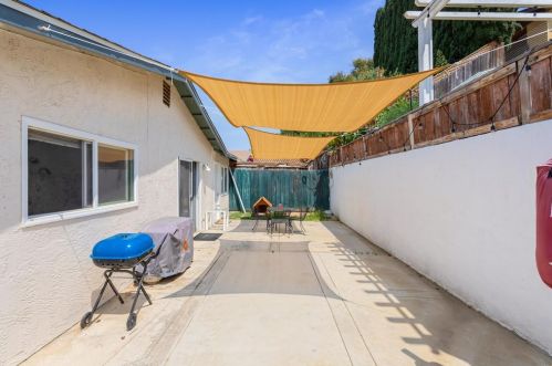 288 Lustrosos St, Oceanside CA  92057-5237 exterior