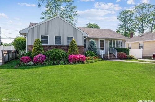 2904 Carlyle Rd, North Wantagh, NY 11793-1709