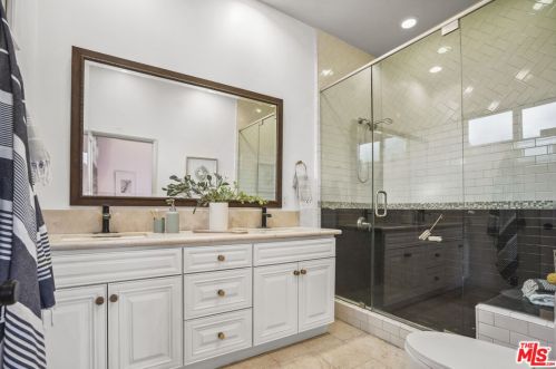 12202 Hartsook St, North Hollywood CA  91601-3961 exterior
