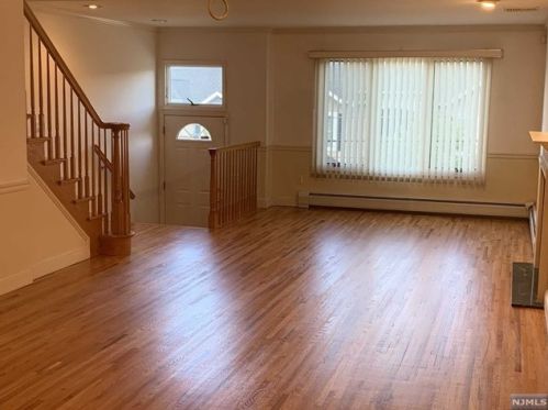 212 10th St, Palisades Park NJ  07650-2002 exterior