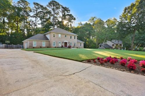 2207 Forestglade Dr, Stone Mountain, GA 30087-1321