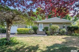 140 1st St, Sayville, NY 11782-1836