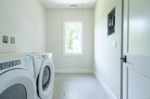 11 Manger Cir, New Rochelle NY  10803-2627 exterior