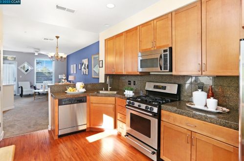 648 Grand Ter, Hayward CA  94541-6530 exterior