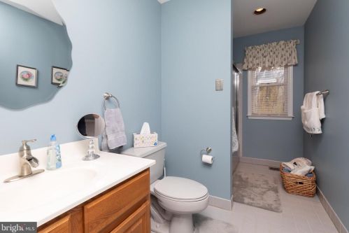 718 Meadowcreek Cir, Prospectville PA 19002-2074 exterior