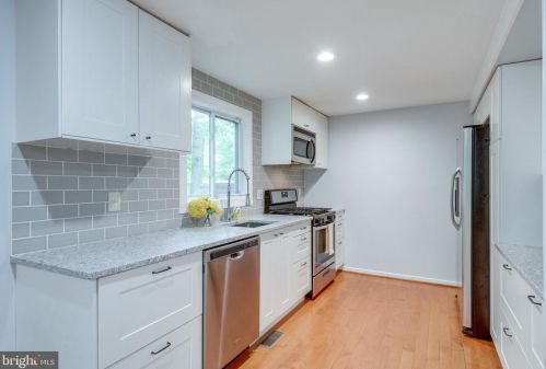 2308 Whitetail Ct, Herndon VA  20191-3018 exterior