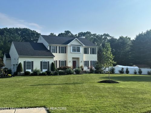 21 Monarch Ln, East Freehold, NJ 07728-8580