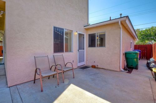 6908 Tanglewood Rd, San Diego CA  92111-4123 exterior