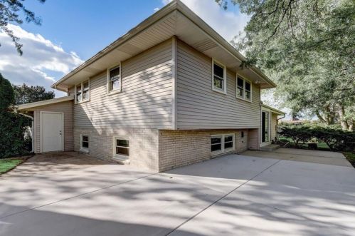 6118 Twin Oak Dr, Greendale WI  53129-2662 exterior