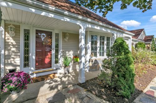 38 Rosedale Cir, Huntington, CT 06484-2535