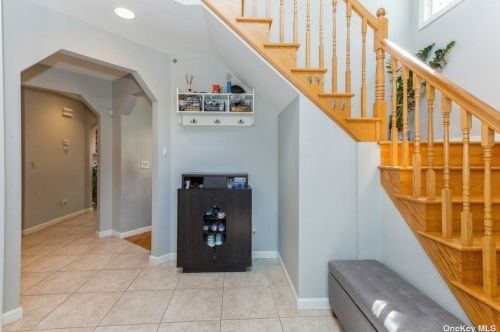 1052 6th St, New Hyde Park, NY 11040-3031