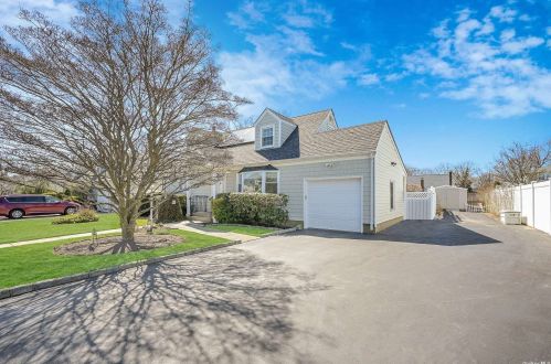 1094 Carll Dr, Bayshore, NY 11706-6219