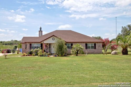 180 Country Gdns, Lavernia, TX 78121-9540