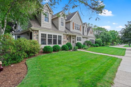 307 Maple Ter, Oconomowoc, WI 53066-2612