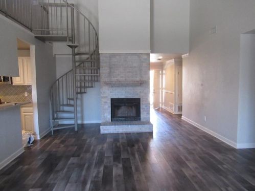 208 Lark Ln, Euless, TX 76039-8026