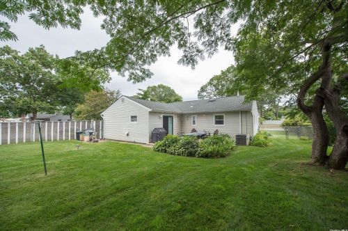 531 Rockaway St, West Islip NY  11795-1417 exterior