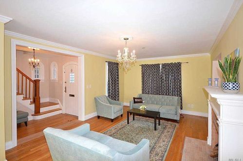 34 Essex Rd, Great Neck, NY 11023-1534