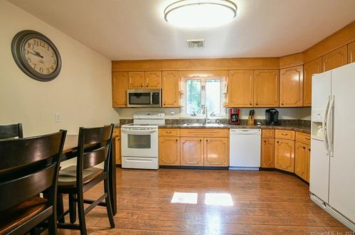 31 Candlewood Dr, Manchester, CT 06040-5604