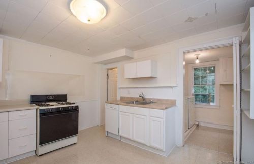1045 Farmington Ave, Hartford CT  06107-2110 exterior