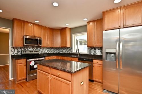 6153 Roxbury Ave, Springfield VA  22152-1625 exterior