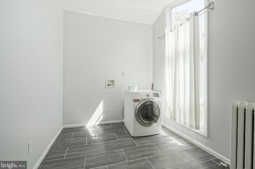 404 Maple Ave, Camden NJ  08109-2021 exterior